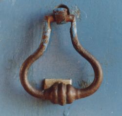 punho de bronze(ferro) usado nas portas de entada  das residncias.
