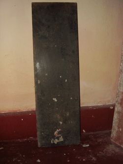 Placa de granito do primitivo tmulo de Casimiro de Abreu.