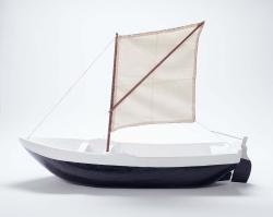 Embarcação com casco fundo em preto e borda branca. Possui mastro único e vela latina retangular (vela de espicha) em tecido de algodão cru; cana de leme.
